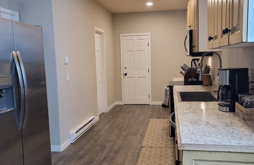 Burns Cottage | Centrally Located Guest House only 25 mins to ski resorts and hot Springs