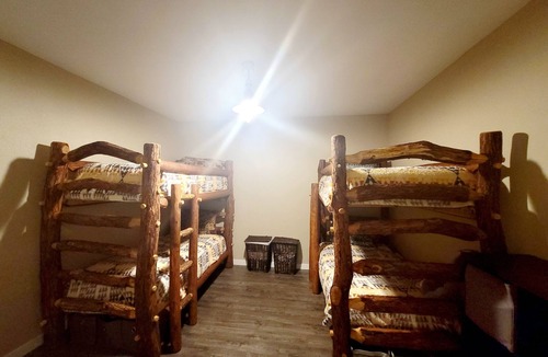 Burns Cottage | Centrally Located Guest House only 25 mins to ski resorts and hot Springs