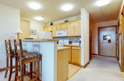 Dillon Apartment | Centrally Located Studio with Stunning Views - Near Shopping, Dining, & Skiing