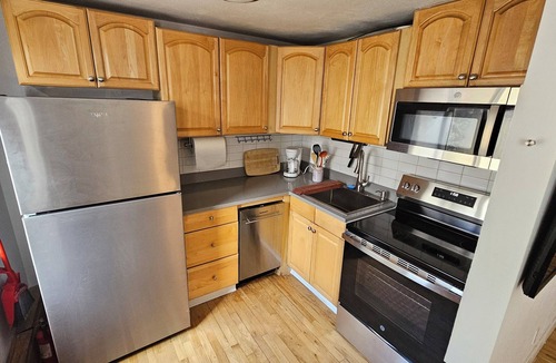 Highland Apartment | Centrally Located Top-Floor Studio Apartment