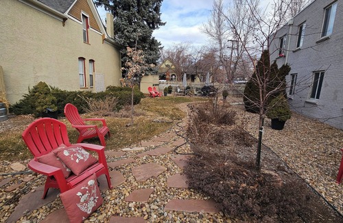 Highland Apartment | Centrally Located Top-Floor Studio Apartment