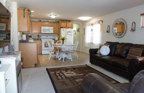 Village Seven Cottage | Charming 1-bedroom guest house in fabulous Colorado Springs with AC, WiFi, W/D