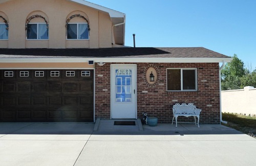 Village Seven Cottage | Charming 1-bedroom guest house in fabulous Colorado Springs with AC, WiFi, W/D
