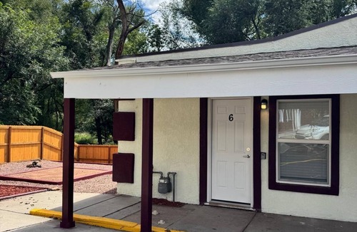 West Colorado Springs Apartment | Charming 1-bedroom apartment in marvelous Colorado Springs with AC and heating