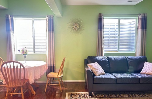 Southridge House | Charming 1-bedroom basement, 962 sq ft with WiFi, AC in delightful Littleton