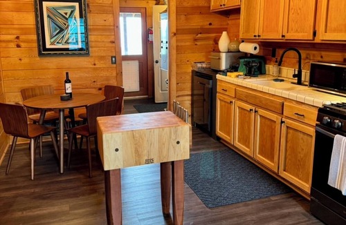Stallion Springs Cabin | Charming 2-bedroom cabin with WiFi, AC in brilliant Tehachapi