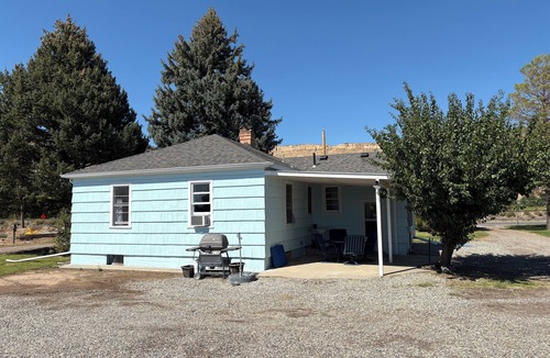 Palisade House | Charming 2-Bedroom Farmhouse in Palisades Wine Country