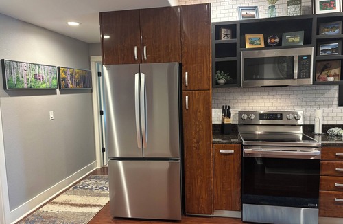 Woodmoor Apartment | Charming 2-bedroom with King Size Beds; WIFI, Private Patio with table and grill