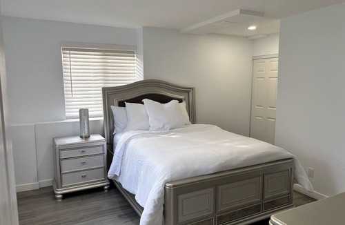 Sterling Hills Bed & Breakfast | Charming 2-bedroom with WiFi and AC in Aurora