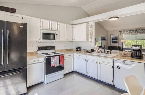 North Central Westminster House | Charming 3 BDR Home w/Hot Tub & Sauna