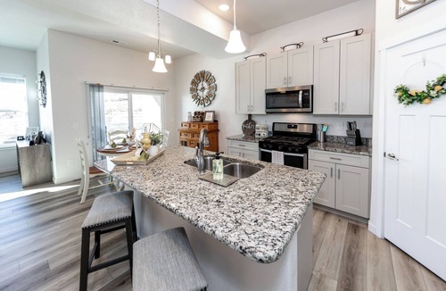 Mountain Shadows House | Charming 3-bedroom townhome with AC and WiFi in peaceful Colorado Springs