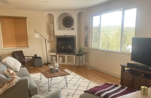 Evergreen House | Charming 3 Bedroom Home in the Mountains