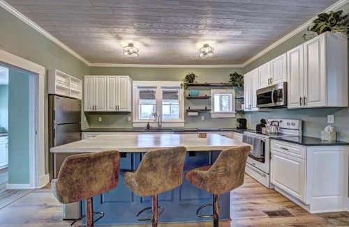 Fruita House | Charming 3BR Farmhouse Near Trails & Town