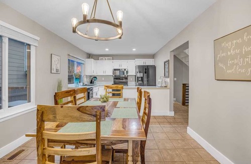 Columbine House | Charming 4-bedroom house with WiFi and fenced backyard in peaceful Littleton