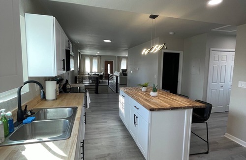 Pueblo House | Charming 4-bedroom house with AC, WiFi in delightful Pueblo