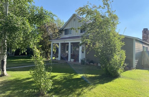 Gunnison House | Charming 5 Bedroom in town with 6 bikes!
