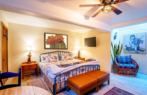 Sam Hughes House | Charming Basement Studio Guesthouse - 2 Blocks from UofA