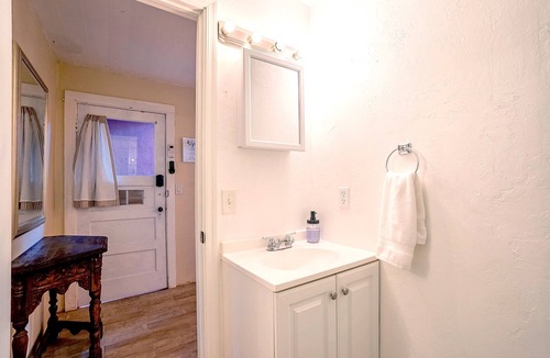 Sam Hughes House | Charming Basement Studio Guesthouse - 2 Blocks from UofA