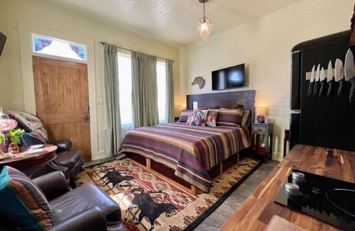 De Beque Hotel | Charming Boutique Hotel with Private Hot Tubn