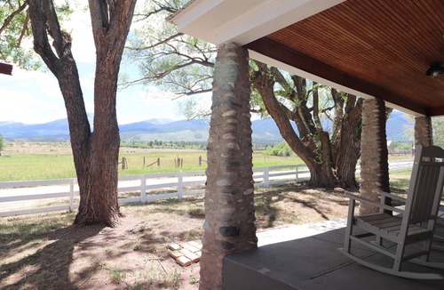 Hillside Cottage | Charming Cottage-Mountain & Valley Views-Dark Sky