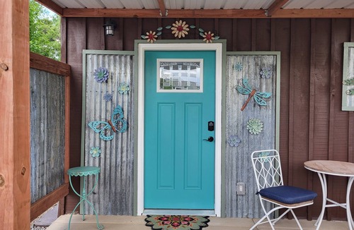 Clifton Cottage | Charming cottage near wineries, hiking, biking and rafting - pet friendly!