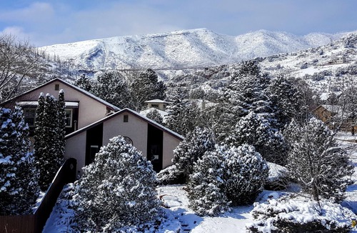 Mountain Shadows House | Charming Home quiet neighborhood lovely back yard 5 min from Garden of Gods