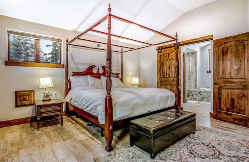 Quandary Village House | Charming home with mountain-view, fireplace, balcony, & washer/dryer