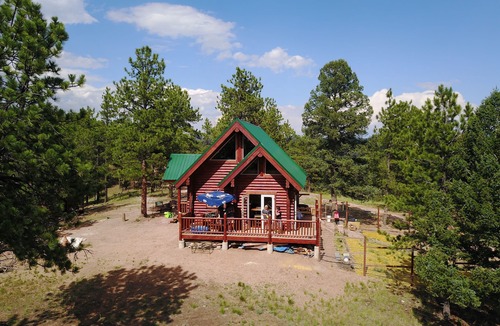 Florissant Cabin | Charming log cabin in the mountains.