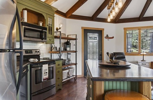 Blanchard House | Charming Modern‑Rustic Retreat with a Chef’s Kitchen