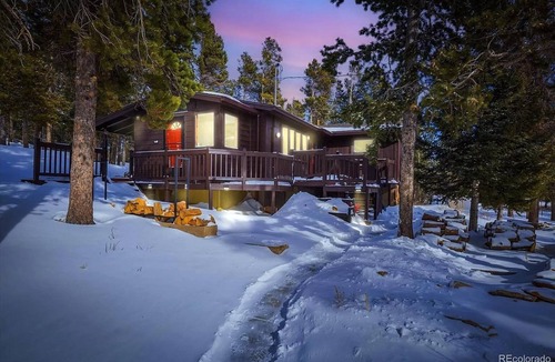 Coal Creek Canyon Cottage | Charming Mountain Cabin- Modern and Private Fully remodeled, high-speed internet