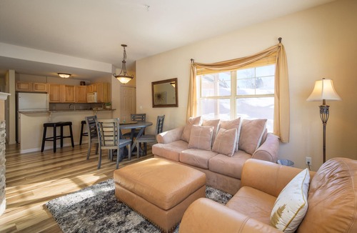 Fraser House | Charming Mountain Townhouse – Walk to Shuttle, 3 Miles to Downtown