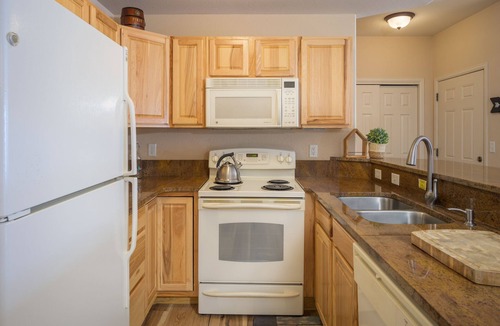 Fraser House | Charming Mountain Townhouse – Walk to Shuttle, 3 Miles to Downtown