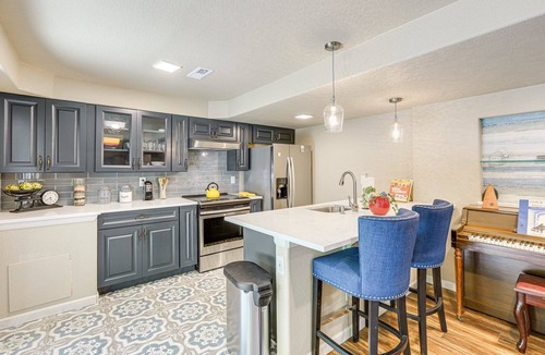 Aurora Apartment | Charming retreat in Aurora - Welcome to the Coop on Nassau.