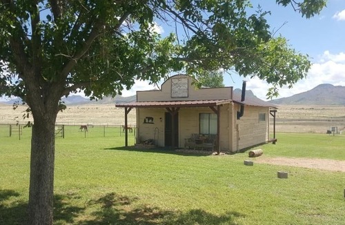 Elgin Cabin | Charming Rustic Ranch Cabin With Mountain Views Near Wineries