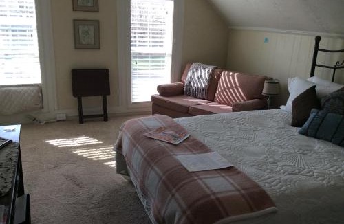 Golden Apartment | Charming Studio Apartment in the Heart of Golden