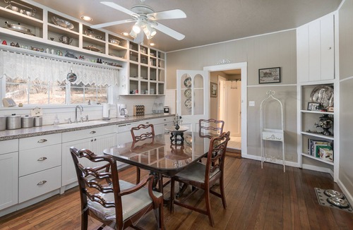 Durango - Purgatory House | Charming Victorian Farmhouse, Privacy, Wi-FI , 5 min to Durango