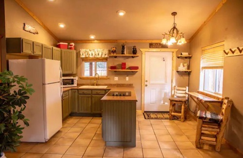 Florissant Cabin | Cheerful 1-bedroom cabin with hot tub