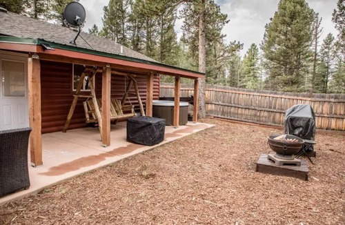 Florissant Cabin | Cheerful 1-bedroom cabin with hot tub
