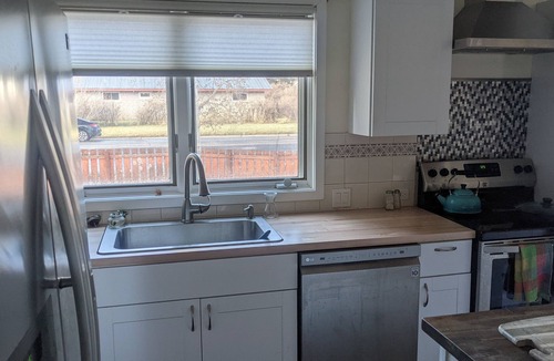 Gunnison House | Cheerful 3 bedroom in convenient location with a hot tub.