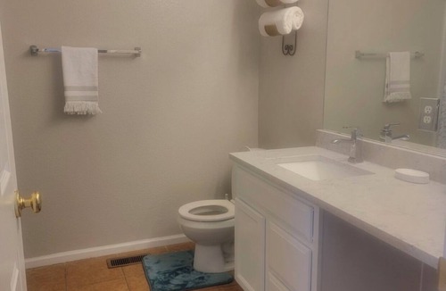 Aurora House | Cheerful-5bedrooms home with free parking