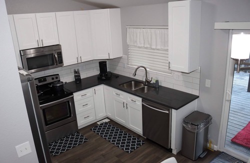 Aurora House | Cheerful, Newly furnished 3 bdrm home with indoor fireplace.