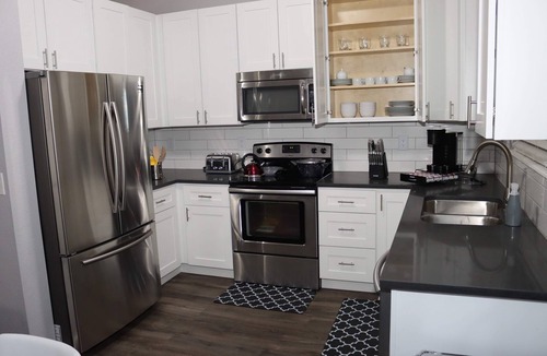 Aurora House | Cheerful, Newly furnished 3 bdrm home with indoor fireplace.