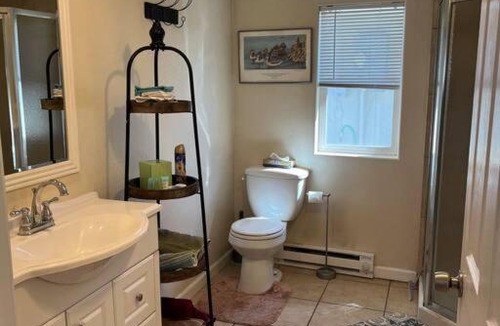 Montrose House | Cheerful pet-friendly bungalow right in town
