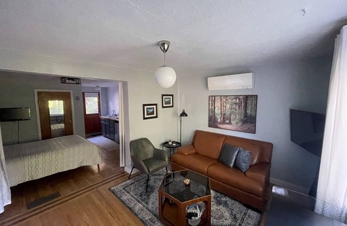 Whittier Apartment | Cheerful studio - 2 blocks to Pearl Street