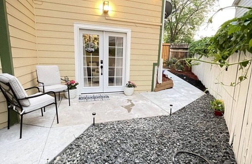 Seven Hills House | Cheerfull 2 bedroom Basement Apartment