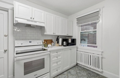 The Beaches House | Chic 2BR With Workspace - 2-Min Walk to Beach