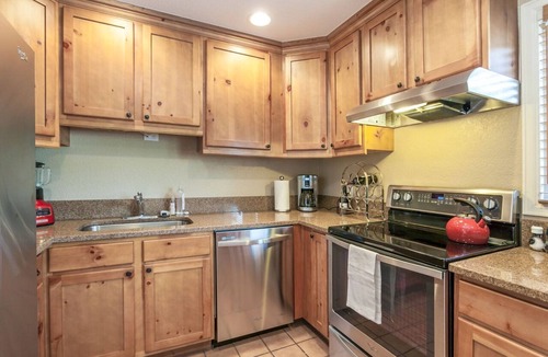Intermountain Condo | Chic 3-Level Condo w/Private Deck, Hot Tub & BBQ