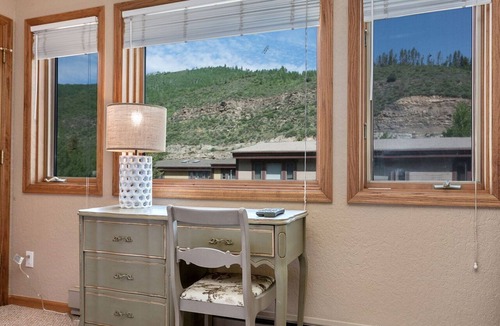 Intermountain Condo | Chic 3-Level Condo w/Private Deck, Hot Tub & BBQ