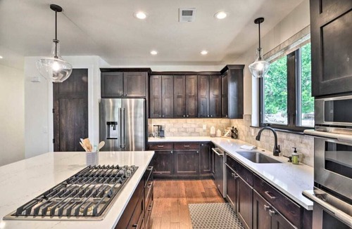 Martinez Park House | Chic Abode, Beautiful & Spacious, Walk to Old Town