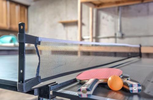 Cascade-Chipita Park Ski Chalet | Chic chalet w/hot tub, ping-pong, arcade bball